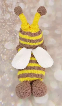 back of knitted bee with pocket for treats