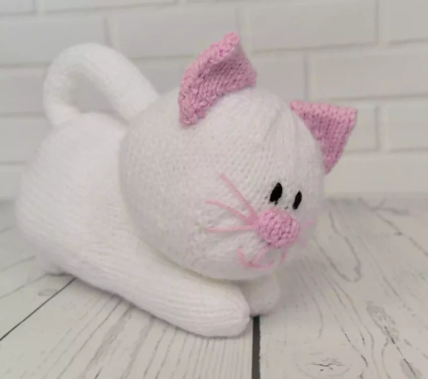 Playful cat knitting pattern