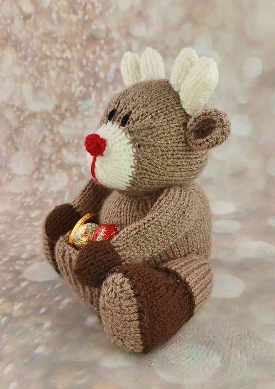 reindeer with treats christmas pattern
